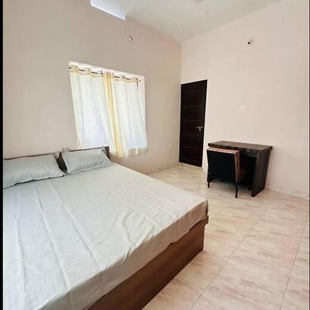 Home At Guruvayur 2 Ac Room,1 Single Bed,Kitchen Zewnętrze zdjęcie