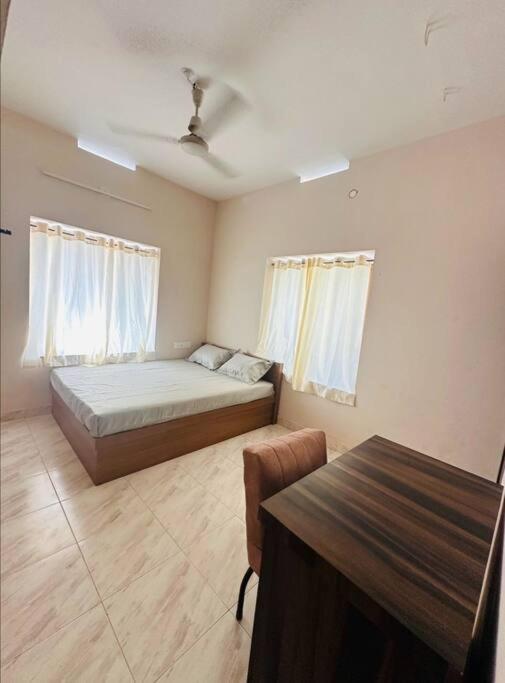 Home At Guruvayur 2 Ac Room,1 Single Bed,Kitchen Zewnętrze zdjęcie